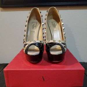 VALENTINO ROCKSTUD LEATHER PEEP TOE PUMP